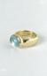 Preview: Ein zauberhafter Aquamarin, gefasst in 18kt Gelbgold auf einer Ringschiene aus ebenfalls 750 Gelbgold.