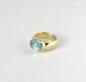 Preview: Ein zauberhafter Aquamarin, gefasst in 18kt Gelbgold auf einer Ringschiene aus ebenfalls 750 Gelbgold.