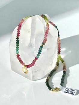 Eine zauberhafte Turmalinkette aus linsenförmigen Turmalinperlen mit einem wunderschönen Farbverlauf