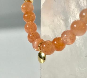 Den ganz bezaubernden Aspekt des orangeroten bis kupferfarben Sonnensteins, bilden die ihm innewohnenden kleinen Kupferblättchen; sie verleihen dem Stein sein feines, typisches Glitzern.