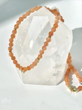 Preview: Den ganz bezaubernden Aspekt des orangeroten bis kupferfarben Sonnensteins, bilden die ihm innewohnenden kleinen Kupferblättchen; sie verleihen dem Stein sein feines, typisches Glitzern.