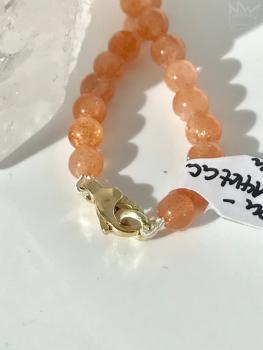 Preview: Den ganz bezaubernden Aspekt des orangeroten bis kupferfarben Sonnensteins, bilden die ihm innewohnenden kleinen Kupferblättchen; sie verleihen dem Stein sein feines, typisches Glitzern.