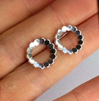 Preview: Zwei runde Ohrstecker aus aneinander gereihten Silberplättchen, die wie aneinanderliegende Blütenblätter wundervoll glitzern und funkeln.