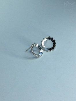 Preview: Zwei runde Ohrstecker aus aneinander gereihten Silberplättchen, die wie aneinanderliegende Blütenblätter wundervoll glitzern und funkeln.