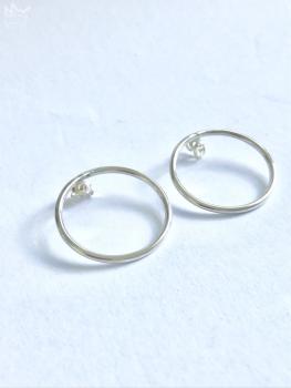 Kreisrunde Creolen einmal anders !! Diese Creolen sitzt auf dem Ohrläppchen, sodass der ganze Ring schön frontal zur Geltung kommt.Getragen werden die Ohrringe wie ein Stecker.