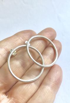 Preview: Kreisrunde Creolen einmal anders !! Diese Creolen sitzt auf dem Ohrläppchen, sodass der ganze Ring schön frontal zur Geltung kommt.Getragen werden die Ohrringe wie ein Stecker.