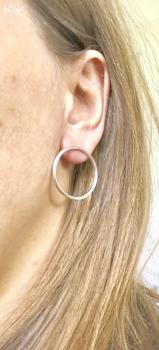 Preview: Kreisrunde Creolen einmal anders !! Diese Creolen sitzt auf dem Ohrläppchen, sodass der ganze Ring schön frontal zur Geltung kommt.Getragen werden die Ohrringe wie ein Stecker.