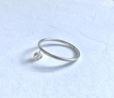 Preview: Kreisrunde Creolen einmal anders !! Diese Creolen sitzt auf dem Ohrläppchen, sodass der ganze Ring schön frontal zur Geltung kommt.Getragen werden die Ohrringe wie ein Stecker.