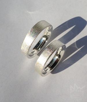 Preview: Aussen sind die silbernen Eheringe gerade und mit einer satinierten Oberfläche; innen sind die Ringe abgerundet (bombiert), was für einen sehr angenehmen Tagekomfort sorgt.