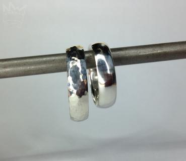 Preview: Die Eheringe sind aus 935er Silber gearbeitet. Aussen sind die Ringe leicht gewölbt und haben für ihn eine feine Hammerstruktur und für sie eine glatt polierte Oberfläche; innen sind die Ringe abgerundet (bombiert), was für einen sehr angenehmen Tagekomfo