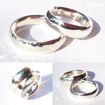 Preview: Die Eheringe sind aus 935er Silber gearbeitet. Aussen sind die Ringe leicht gewölbt und haben für ihn eine feine Hammerstruktur und für sie eine glatt polierte Oberfläche; innen sind die Ringe abgerundet (bombiert), was für einen sehr angenehmen Tagekomfo