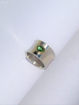 Preview: Ein wunderschöner, konvex geformter Bandring aus Sterlingsilber mit einem in 18kt Gold gefassten, ovalen Turmalin.