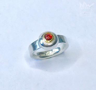 Preview: Ein wunderschöner, runder Granat als Cabochon geschliffen und in 18kt Gelbgold gefasst, sitzt auf einem grossen Silbernugget der in der Ringschiene aus 935er Silber sitzt.