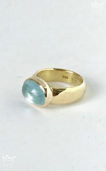 Ein zauberhafter Aquamarin, gefasst in 18kt Gelbgold auf einer Ringschiene aus ebenfalls 750 Gelbgold.