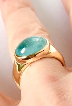 Preview: Ein zauberhafter Aquamarin, gefasst in 18kt Gelbgold auf einer Ringschiene aus ebenfalls 750 Gelbgold.