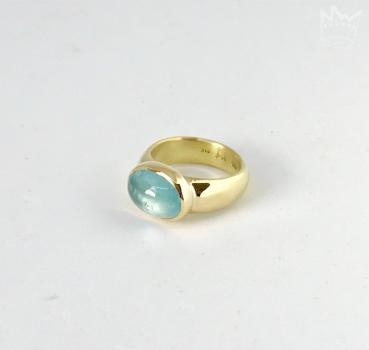 Ein zauberhafter Aquamarin, gefasst in 18kt Gelbgold auf einer Ringschiene aus ebenfalls 750 Gelbgold.