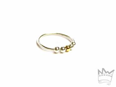 Fidget Ring mit einer Goldkugel