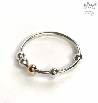 Fidget Ring mit einer Goldkugel