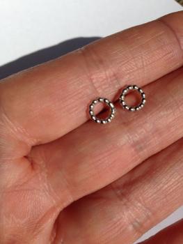Ohrstecker rund/Silberkugeln in Hand