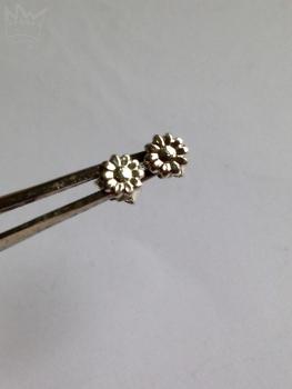 Ein zartes Blüten Ohrstecker Paar aus Sterlingsilber