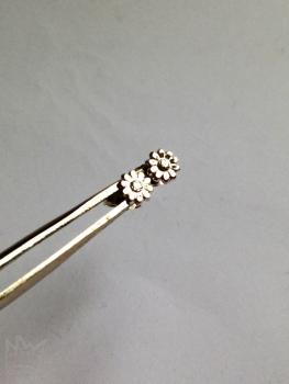 Preview: Ein zartes Blüten Ohrstecker Paar aus Sterlingsilber