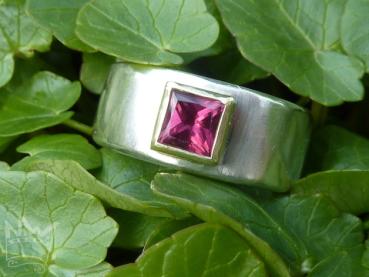 Bandring aus Silber mit in Gold gefassten Rhodolith