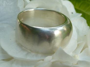 Schlichter gegossener Silberring