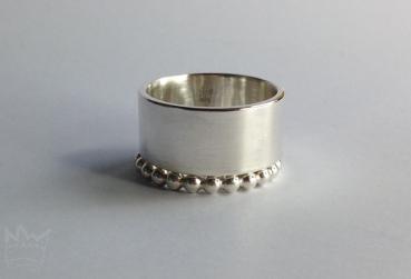 Preview: Breiter gerader Bandring aus Silber in Kombination mit einem Kugelring