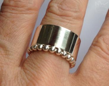 Preview: Breiter gerader Bandring aus Silber in Kombination mit einem Kugelring