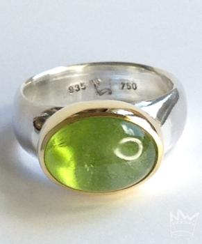 Silberring mit Peridot in Goldeinfassung