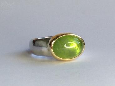 Preview: Silberring mit Peridot in Goldeinfassung