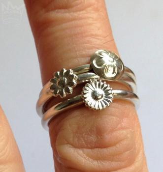 Preview: Ein feiner Silberring mit einer feinen Blüte aus Sterlingsilber.