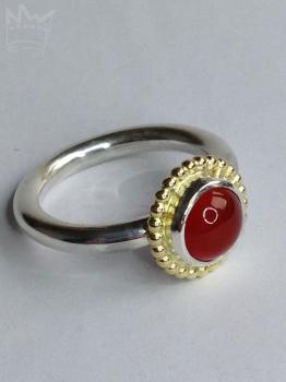 Preview: Ein runder, zinnoberroter, wunderschöner Karneol, sitzt auf einem feinen Silbertellerchen und ist ebenfalls in Sterlingsilber gefasst. Um die Fassung läuft ein feiner Kugelkranz aus 18kt Gelbgold.