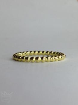 Preview: Ein feiner, zarter Kugelring aus 18kt Gold mit einem Kugeldurchmesser von 2mm