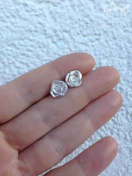 Preview: Ohrstecker mit einer Rosenblüte verziert