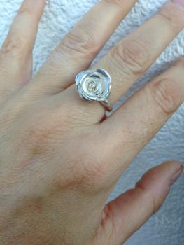 Preview: Ring mit Rosenblüte an Hand