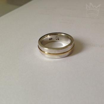 Silberring mit mittigem Goldband.