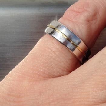 Preview: Silberring mit mittigem Goldband auf Finger.