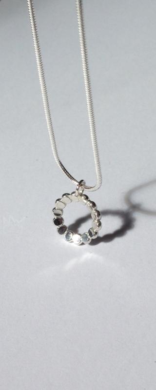 Blütenblattkette aus Silber