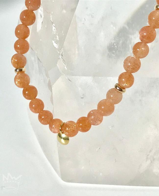 Den ganz bezaubernden Aspekt des orangeroten bis kupferfarben Sonnensteins, bilden die ihm innewohnenden kleinen Kupferblättchen; sie verleihen dem Stein sein feines, typisches Glitzern.