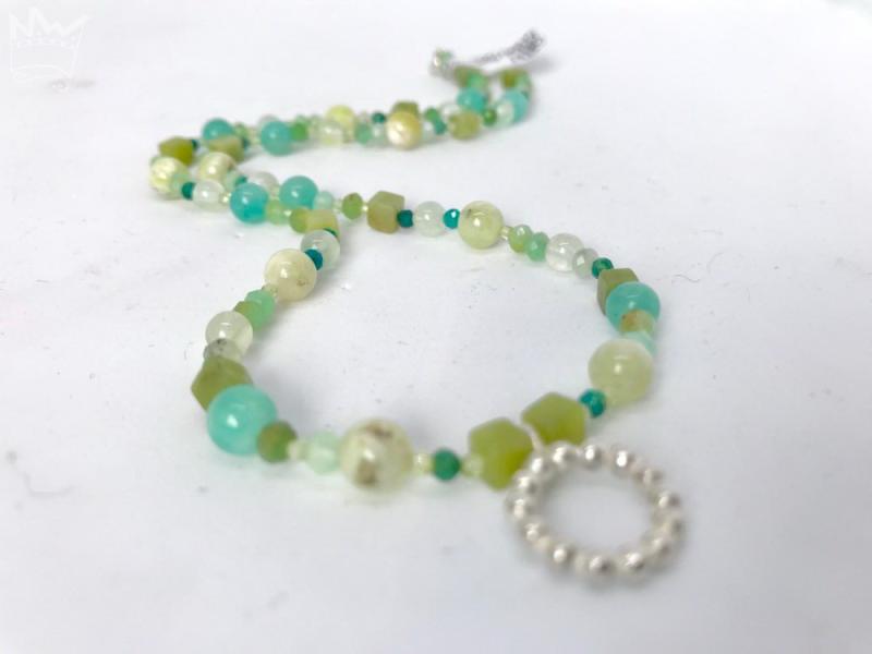 Grüne Edelsteinkette