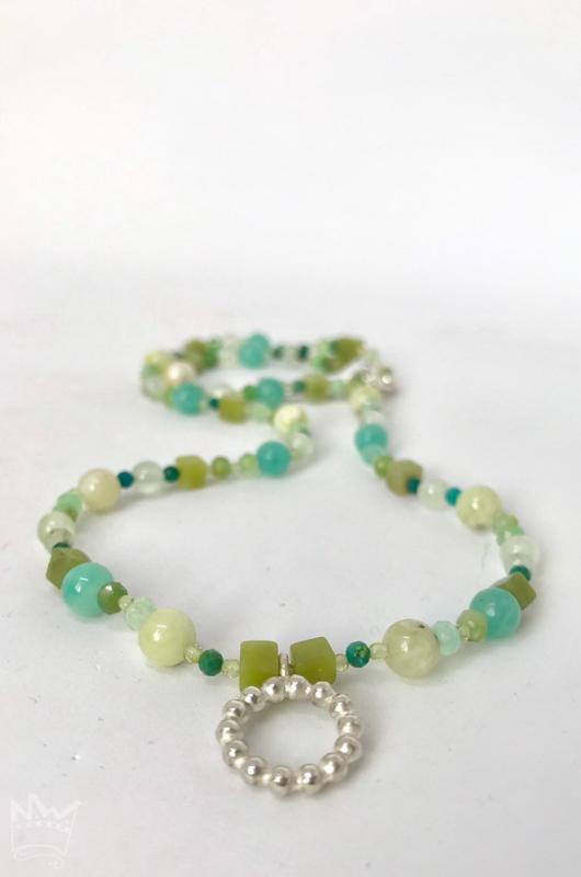 Grüne Edelsteinkette
