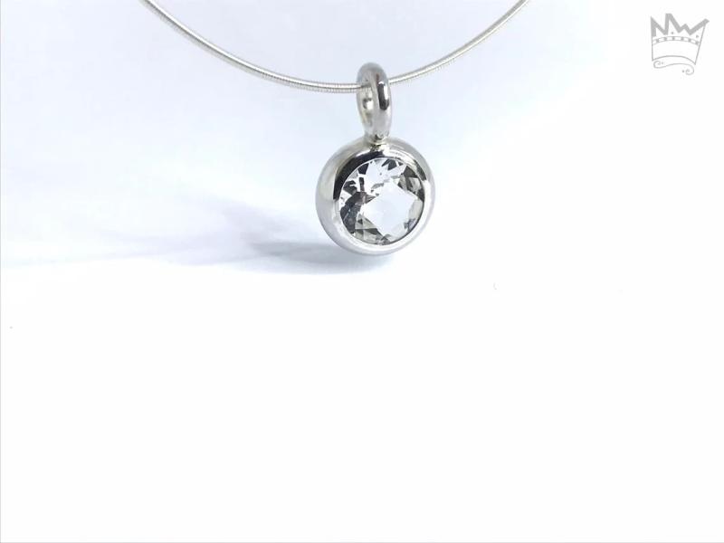 Bergkristallanhänger an Silberreif