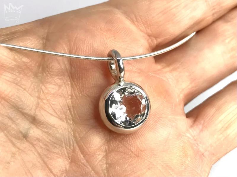 Bergkristallanhänger an Silberreif