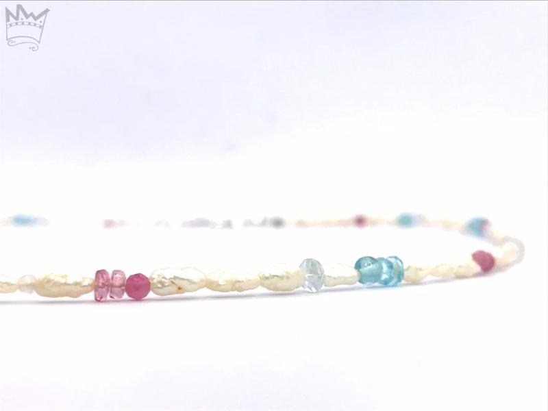 Perlenkette in Pastellfarben