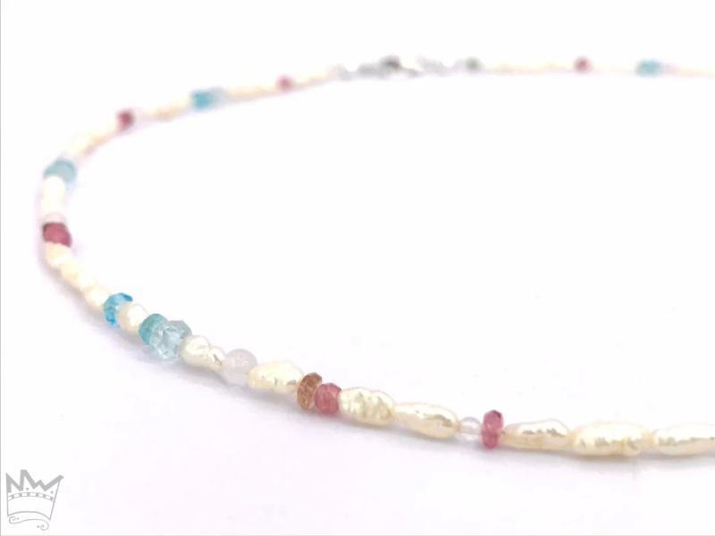 Perlenkette in Pastellfarben