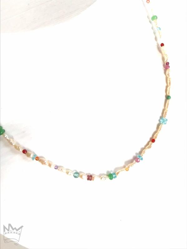 Perlenkette mit Edelsteinen