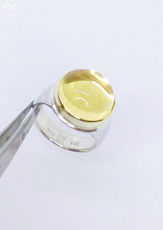 Ein wundervoller, riesiger, sonnengelber Citrin, gefasst in 14kt Gelbgold, auf einer gegossenen Ringschiene aus 935er Silber.