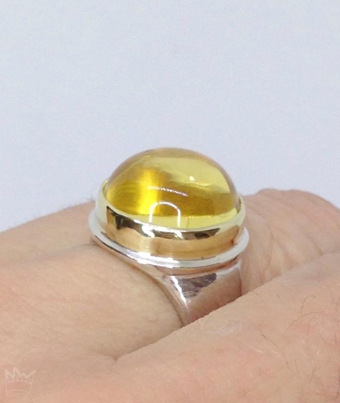 Ein wundervoller, riesiger, sonnengelber Citrin, gefasst in 14kt Gelbgold, auf einer gegossenen Ringschiene aus 935er Silber.