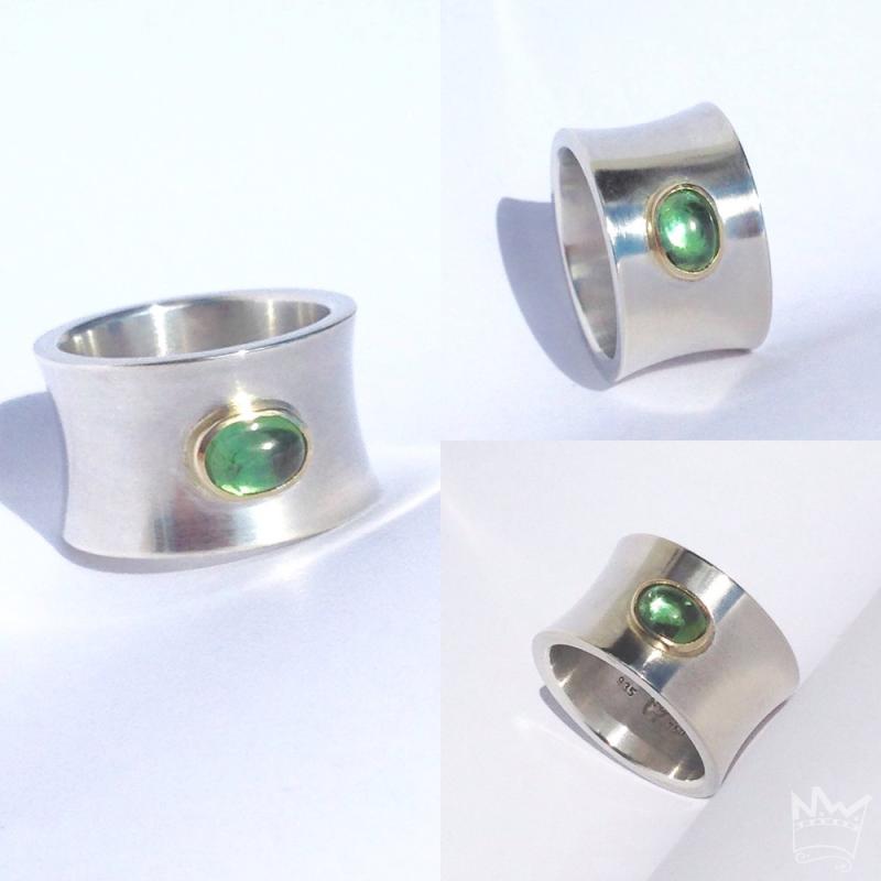 Ein wunderschöner, konvex geformter Bandring aus Sterlingsilber mit einem in 18kt Gold gefassten, ovalen Turmalin.